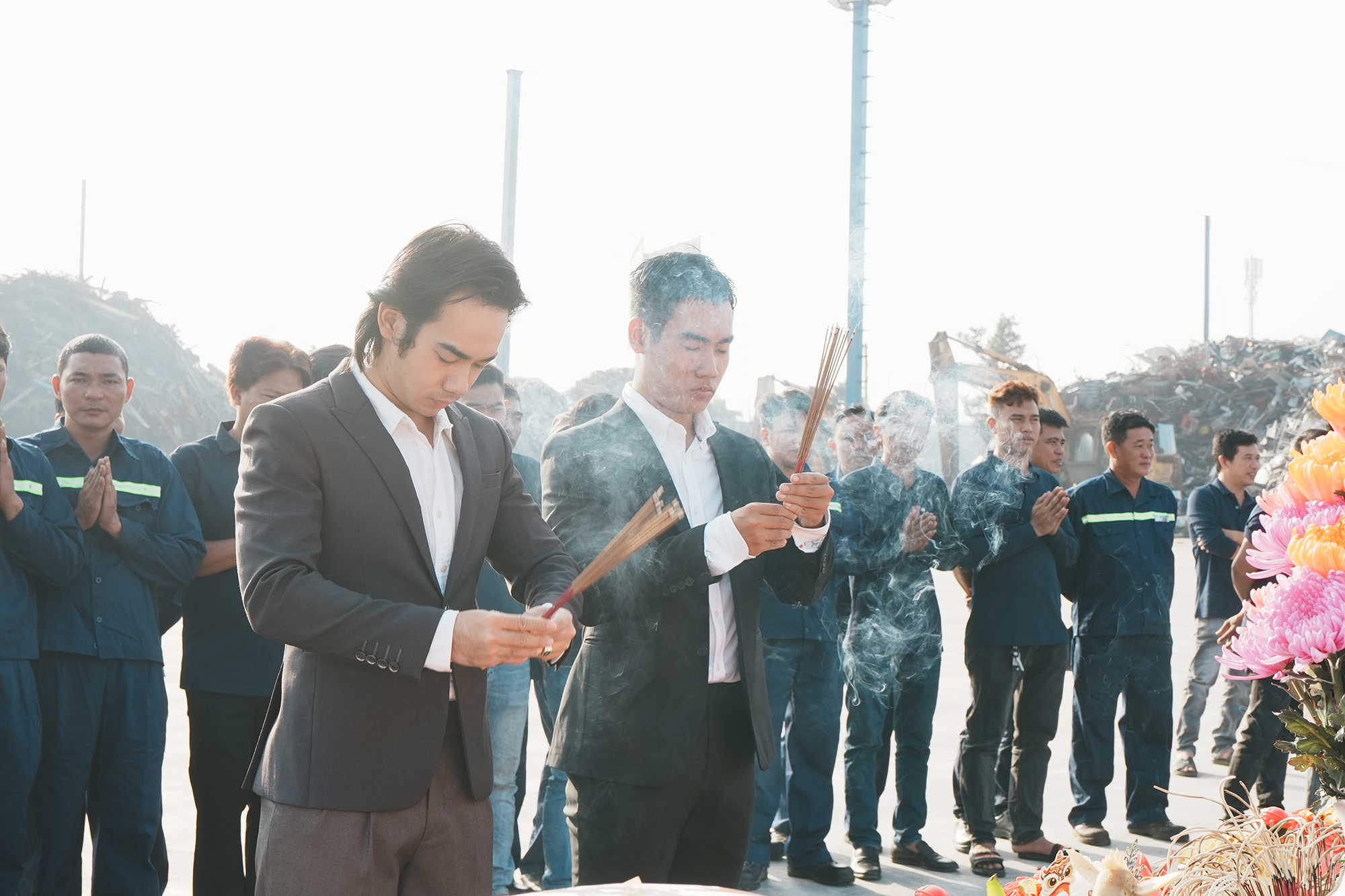 Tổng Giám đốc Huy Hoàng Gia - Ông Lê Văn Chí Huy cúng khai trương đầu năm