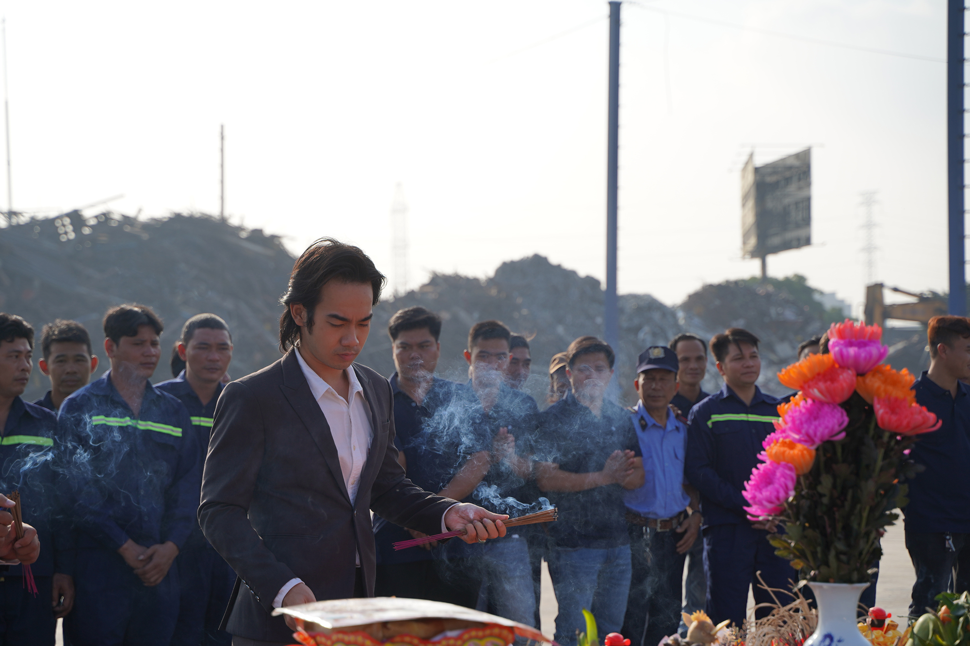 TGĐ Lê Văn Chí Huy cúng khai trương đầu năm