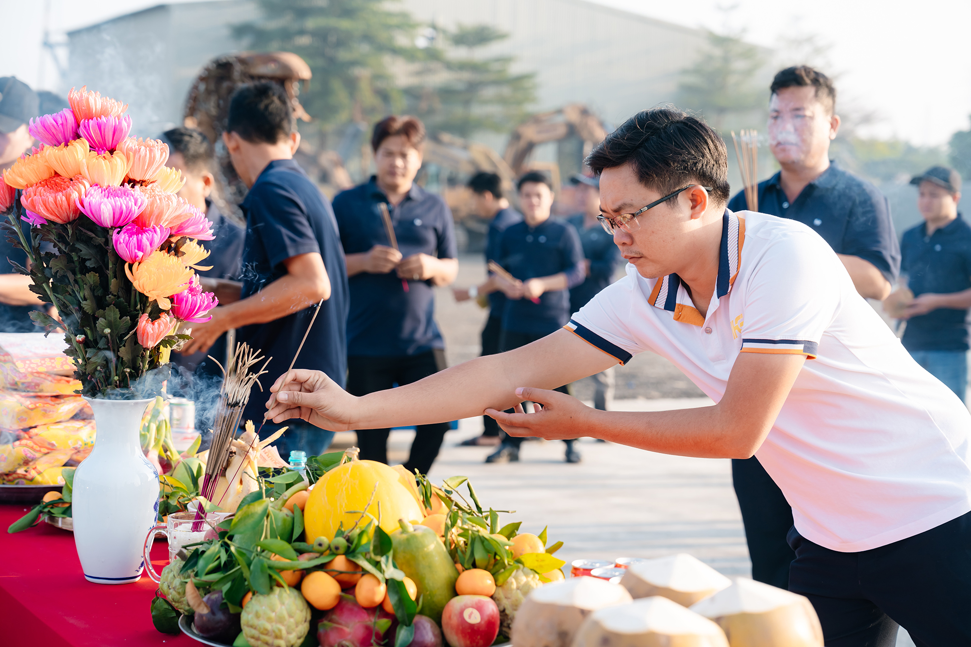 Ban lãnh đạo phế liệu Huy Hoàng Gia cúng khai trương đầu năm