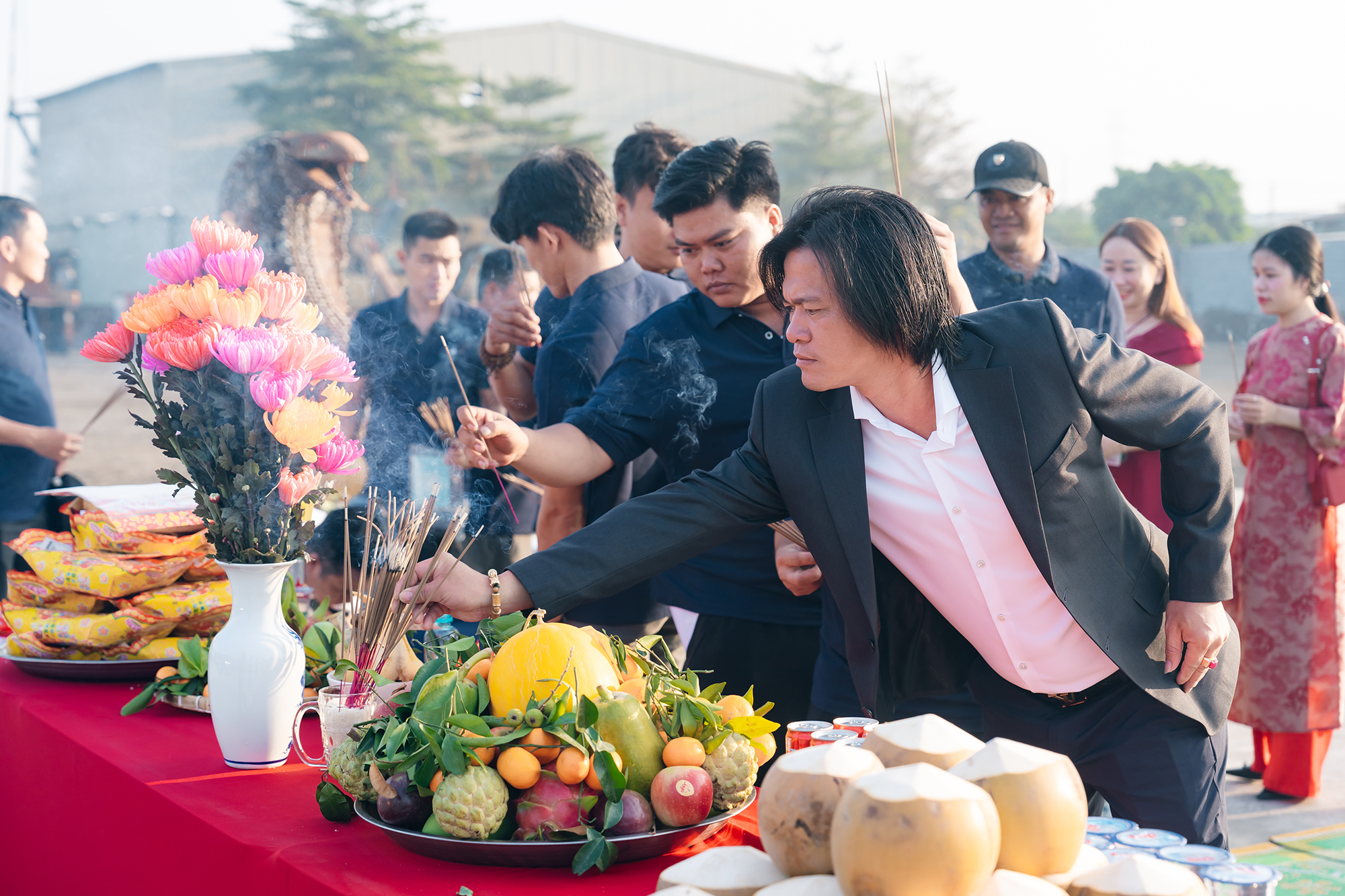 Ban lãnh đạo phế liệu Huy Hoàng Gia cúng khai trương đầu năm