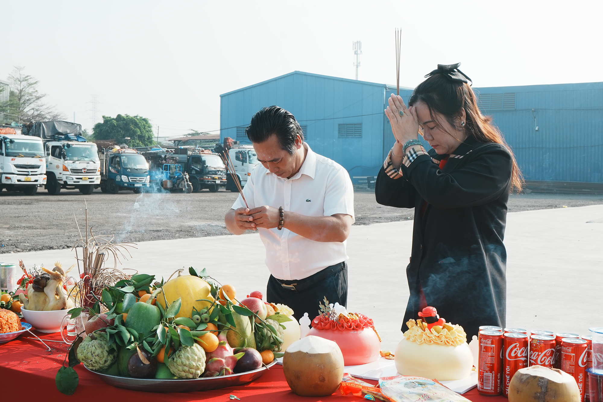 Ban lãnh đạo phế liệu Huy Hoàng Gia cúng khai trương đầu năm