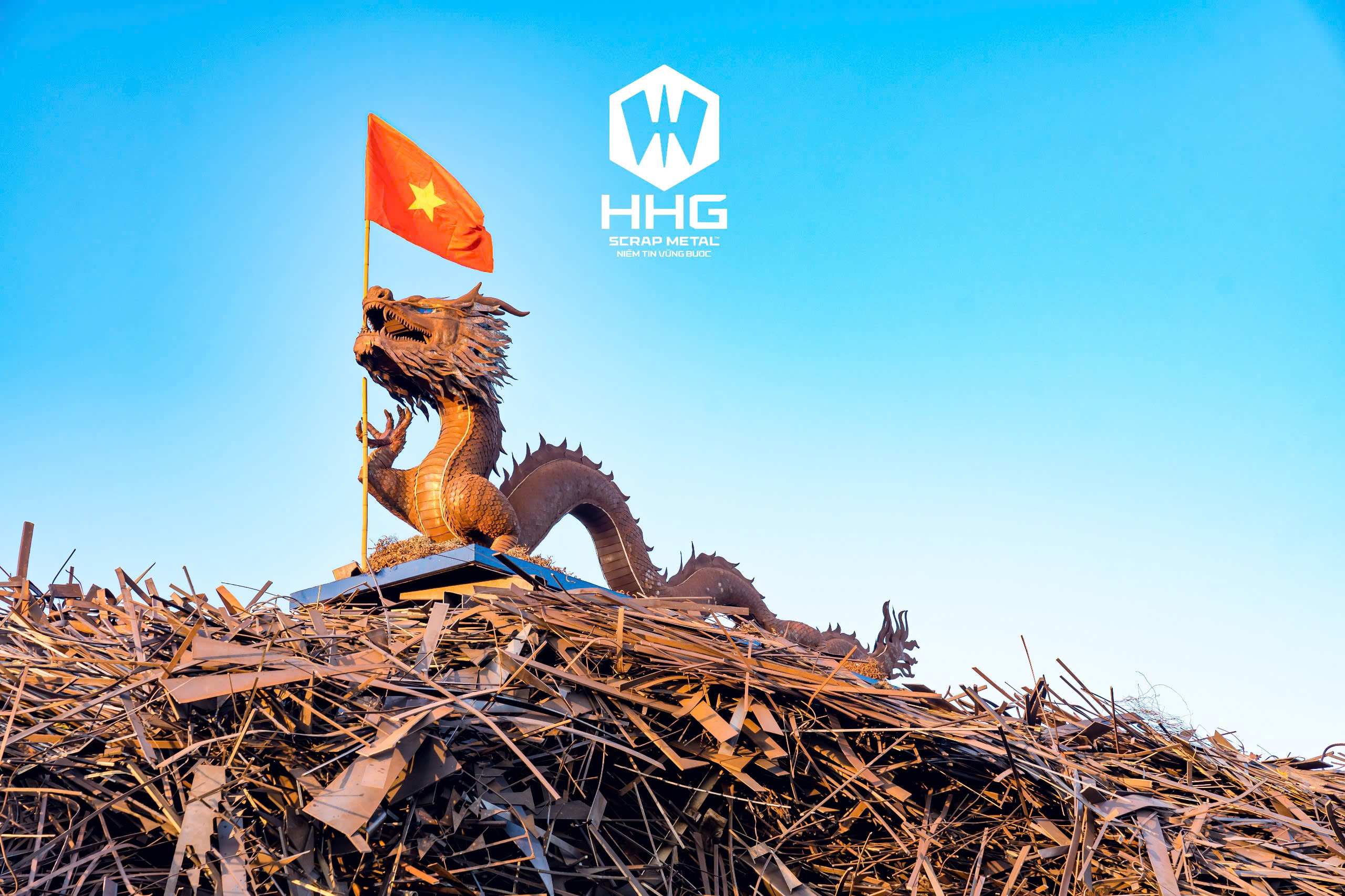 Linh vật rồng được làm bằng phế liệu