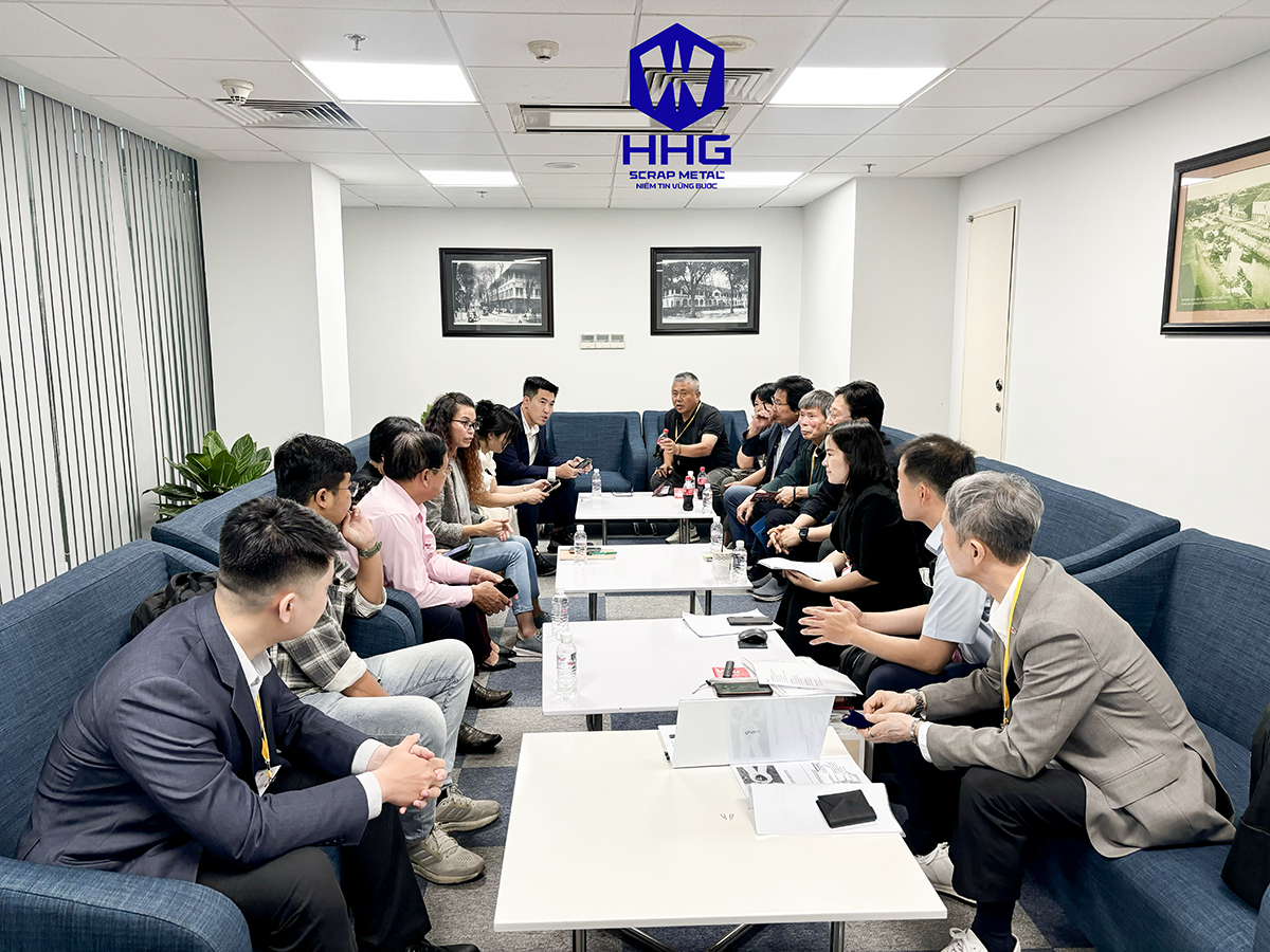 Huy Hoàng Gia gặp gỡ đối tác quốc tế tại VIETNAM PLAS 2025.